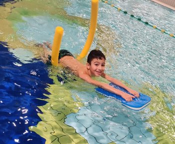 Kind leert zwemmen tijdens een zwemles van Movetoswim in Antwerpen