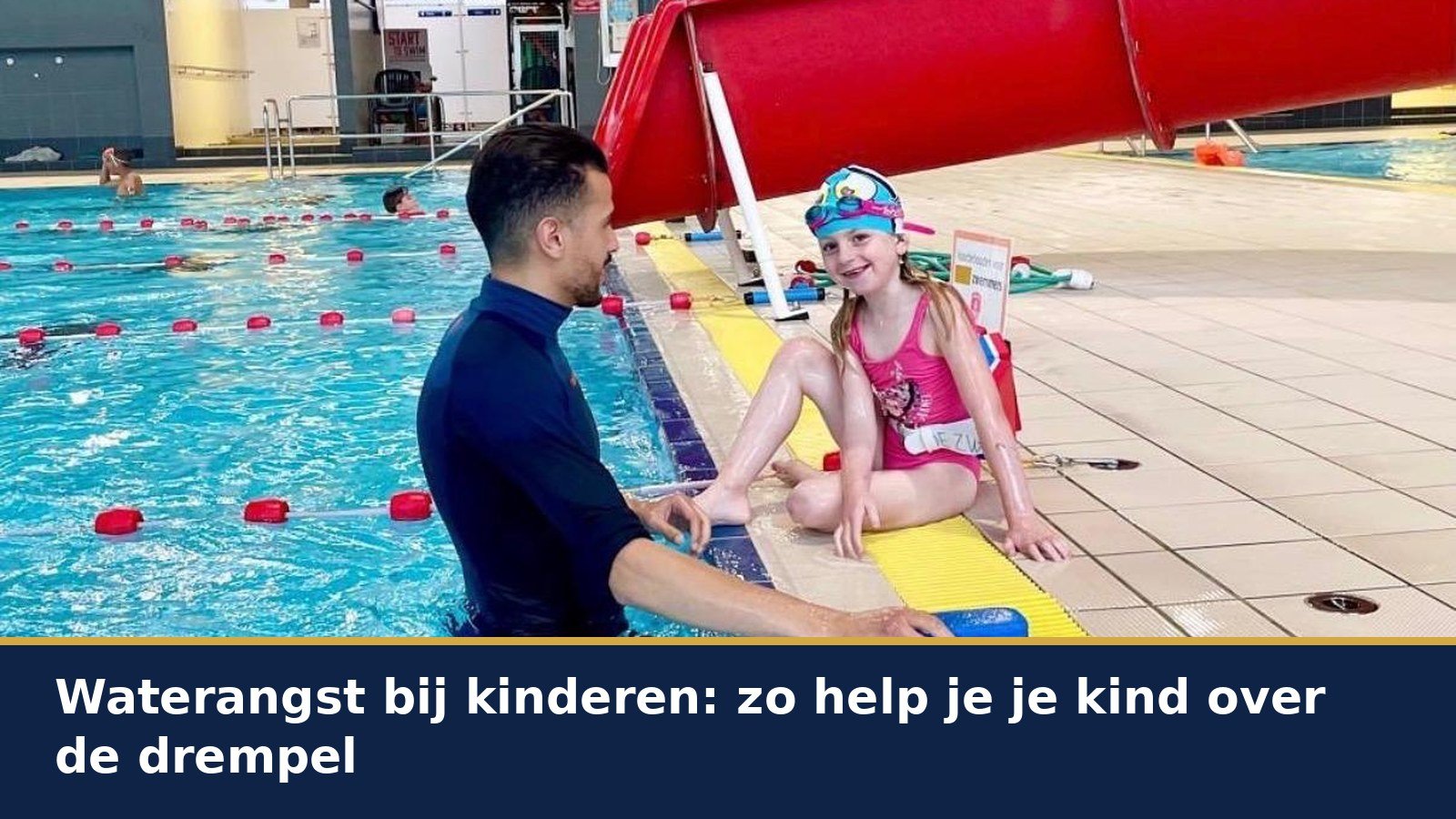 Een lesgever staat in het water en praat met een lachend meisje met zwembril en badmuts dat op de rand van het zwembad zit