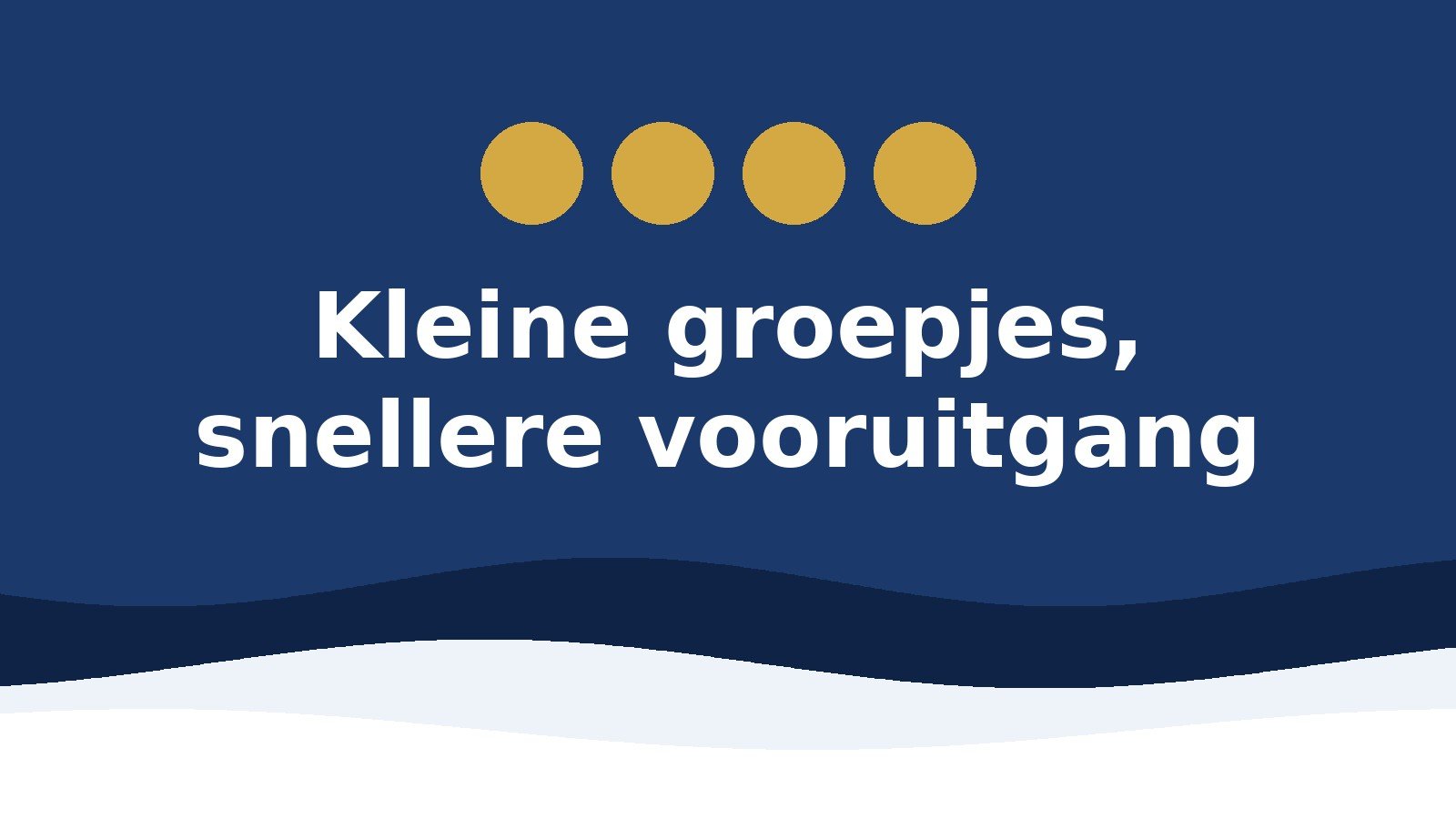 Vier gouden bollen boven blauwe golven met de tekst Kleine groepjes, snellere vooruitgang